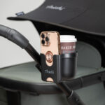 Tinkafu® 2-i-1 koppholder og mobilholder festet på barnevogn, viser hvordan drikke og mobil holdes trygt og lett tilgjengelig på trilletur i all slags vær.