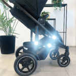 Refleks i svart til barnevogn fra tinkafu- Slap wrap refleks. Vist på Britax smile