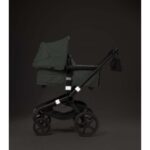 Elastisk refleksbånd fra Tinkafu® festet rundt barnevogn, øker synligheten og tryggheten på mørke veier.