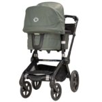 Elastisk refleksbånd fra Tinkafu® festet rundt barnevogn, øker synligheten og tryggheten på mørke veier.