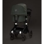 Elastisk refleksbånd fra Tinkafu® festet rundt barnevogn, øker synligheten og tryggheten på mørke veier.