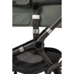 Elastisk refleksbånd fra Tinkafu® festet rundt barnevogn, øker synligheten og tryggheten på mørke veier.