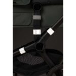 Elastisk refleksbånd fra Tinkafu® festet rundt barnevogn, øker synligheten og tryggheten på mørke veier.