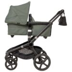 Elastisk refleksbånd fra Tinkafu® festet rundt barnevogn, øker synligheten og tryggheten på mørke veier.