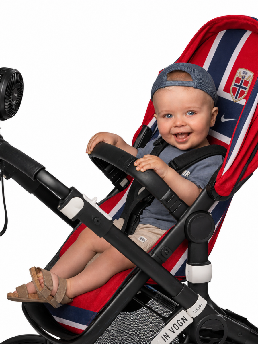 Baby sitter i rød, hvit og blå barnevogn inspirert av norsk fotballtrøye med Tinkafu barnevognvifte montert på håndtaket.