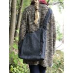 crossover til barnevogn fra tinkafu tweed grå over skulderen_result