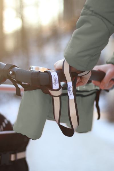 håndleddsrem til barnevogn fra tinkafu med refleks på mountain buggy