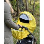 Tinkafu regntrekk med skjerm til barnevogn fra tinkafu gul på stokke_result